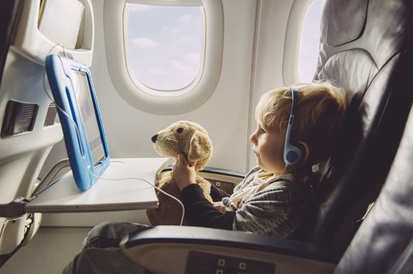 نکته‌هایی برای سفر بهتر با کودکان در هواپیما