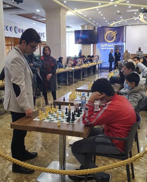 برگزاری مسابقات شطرنج سیمولتانه در مرکز خرید گالریا