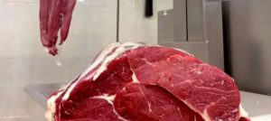 عرضه گسترده گوشت قرمز در بازار؛ رکوردشکنی قیمت گاو و گوساله