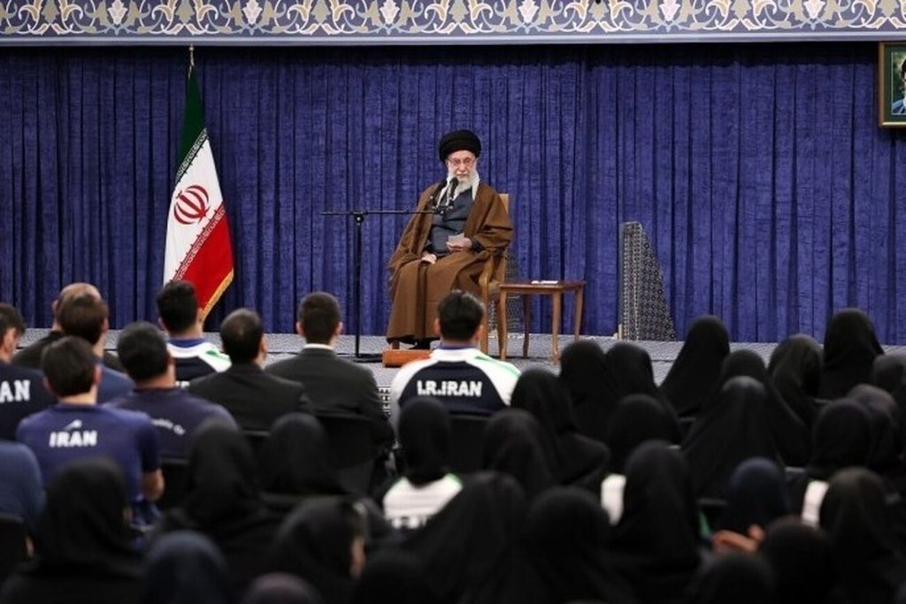 رهبر انقلاب: جوانان ایرانی نیروی فوقالعاده خود را صرف کشور کنند