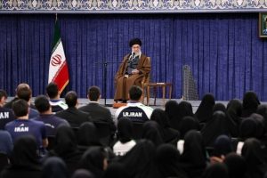 رهبر انقلاب: جوانان ایرانی نیروی فوق‌العاده خود را صرف کشور کنند