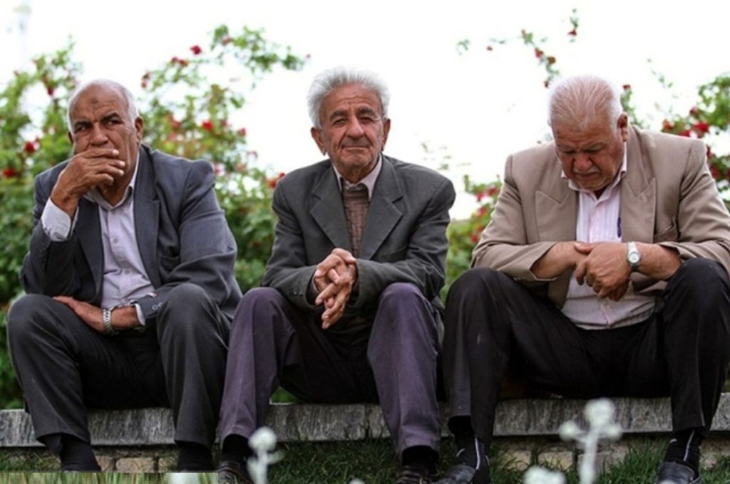 بازنشستگان در چند شهر علیه فقر و حقوق ناکافی تجمع کردند