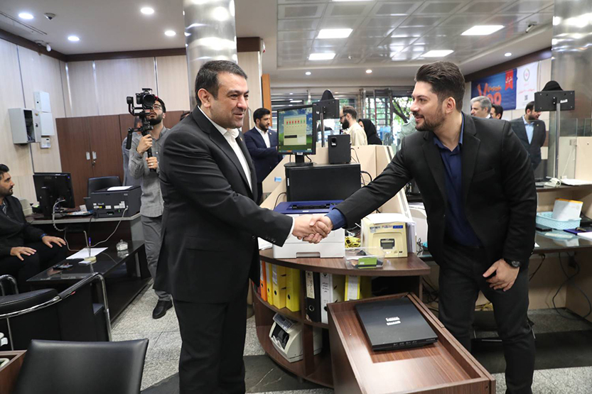 بازدید نجارزاده از برخی شعب انتقال یافته بانک سابق آینده به بانک ملی ایران/ استمرار بی وقفه خدمات به مردم و تمرکز بر مشتری مداری