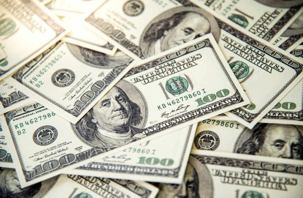 دلار دوباره به سقف ۱۳۰ هزار تومان رسید؛ بازارساز نرخ را کاهش داد