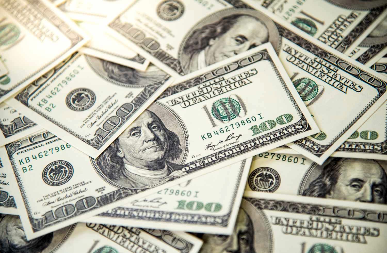 دلار دوباره به سقف ۱۳۰ هزار تومان رسید؛ بازارساز نرخ را کاهش داد