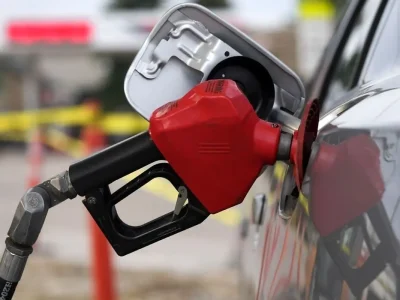 نماینده مجلس: قیمت واقعی بنزین برای همسانی با همسایگان ۷۰ تا ۸۰ هزار تومان است