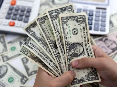 بازار ارز تجاری با عرضه ۳۳۰ میلیون دلار تقویت شد