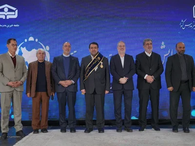 نشان افتخار و حمایل «حامی مدرسهسازی ایران» به مدیرعامل بانک ملی اهدا شد/ ساخت ۱۳۵ مدرسه در مناطق محروم کشور