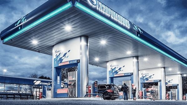 پس از حمله، نیمی از ظرفیت پالایشی از بین رفت و وضعیت بنزین کشور وخیم شد