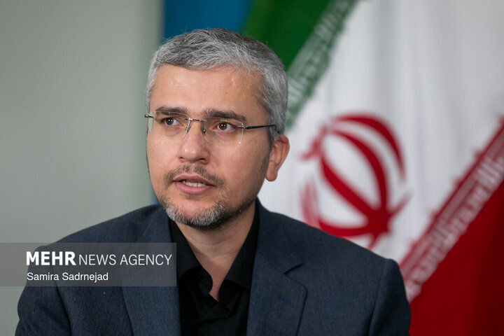 نماینده مجلس: لباس ترامپ هنوز بوی غذای هواپیما میدهد؛ اما باز هم ادعای تصاحب تنگه هرمز میکند